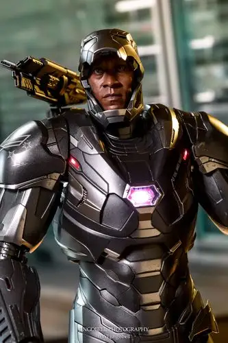 《复仇者联盟4:终局之战》战争机器1:6比例珍藏人偶实物图