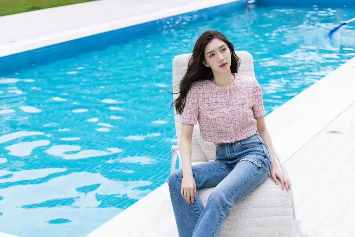 江疏影牛仔裤高跟凉鞋