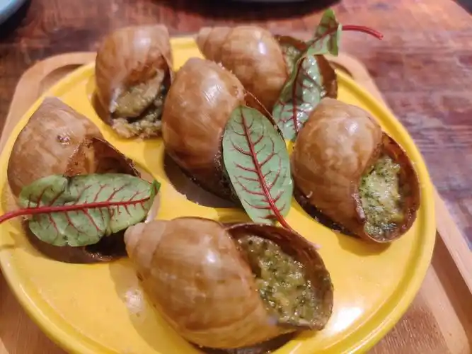 法国香草焗蜗牛,第一次吃到带蜗牛壳的,不过个人比较喜欢红酒焗蜗牛的