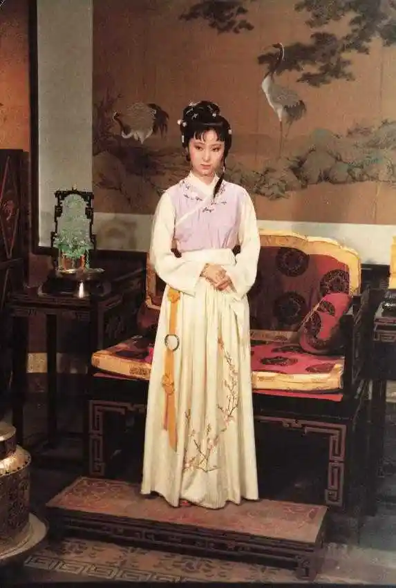 红楼梦里,曹雪芹对人物的服饰有过多次描写,像王熙凤出场,贾宝玉出场