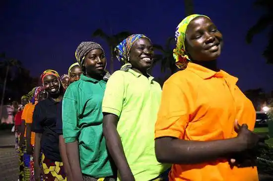 资料图:5月7日,在尼日利亚首都阿布贾等待同总统布哈里见面的被释放的