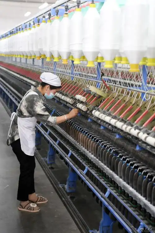 3月3日,在东乡族自治县方大丽明纺织有限公司扶贫车间,工人在