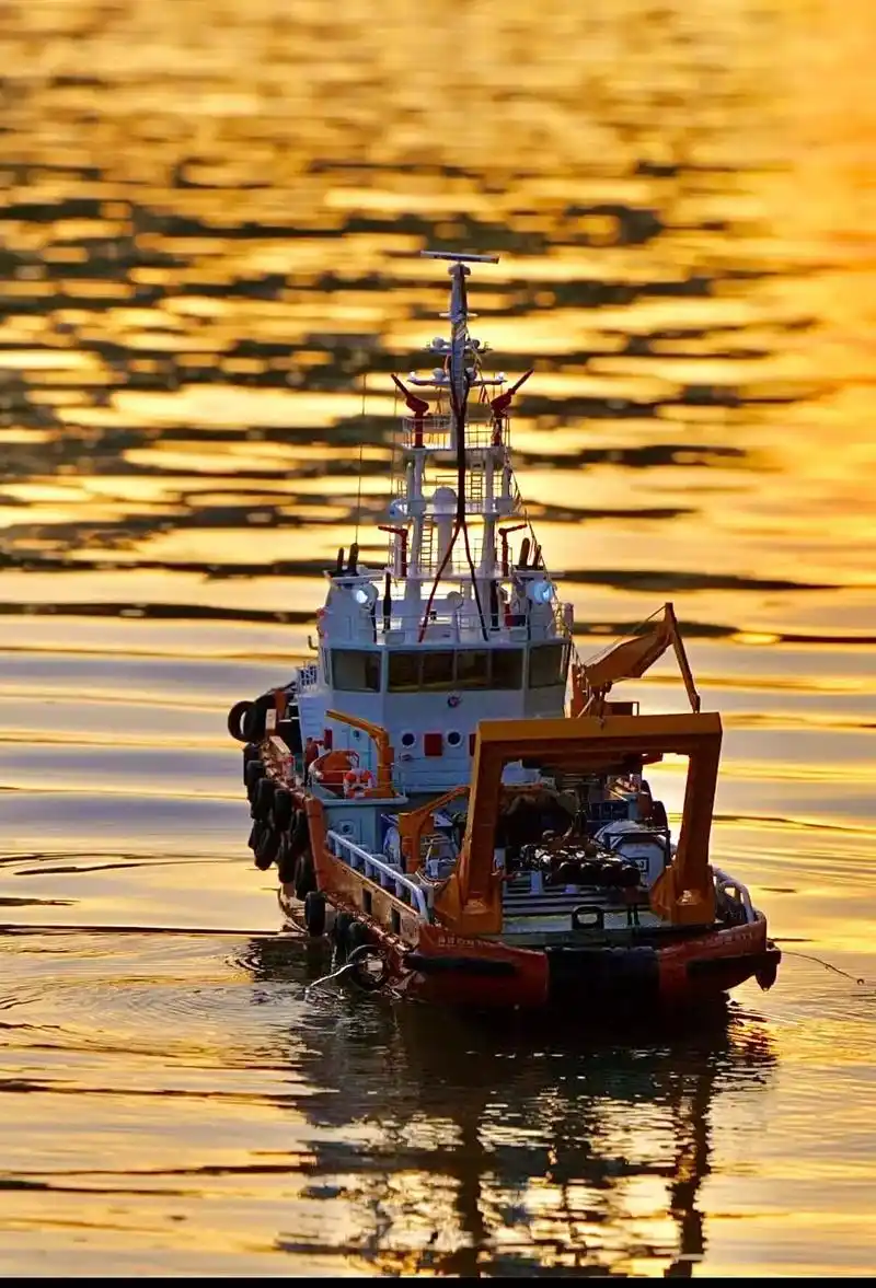 夕阳和夜航拍摄的两条拖船照片感觉还行哈哈