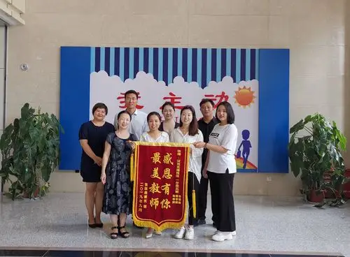 学生家长送予一年级班班主任及任课教师锦旗!