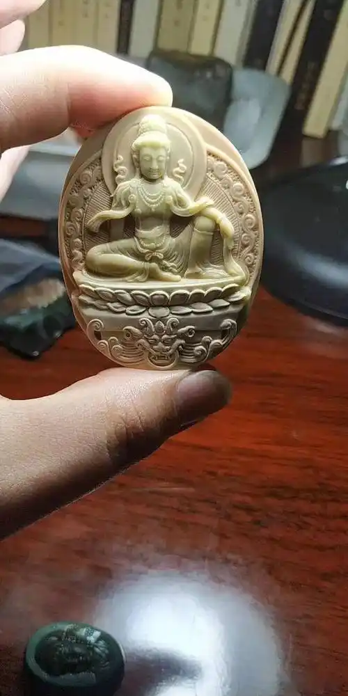 牛逼的俏色雕刻这石头长得太美了雕刻一下更是惊人