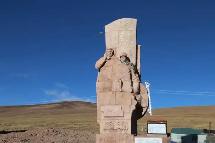 唐古拉山口为青海,西藏两省的天然分界线,是青藏公路的最高点,海拔约