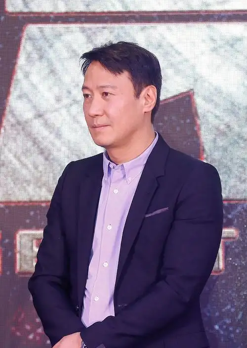 52岁黎明活动特写近照,脸上已经开始出现"老人斑"