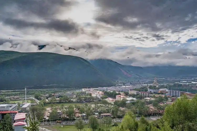 西部与四川省色达县和州属达日县为邻. 北部与州属久治县相连.