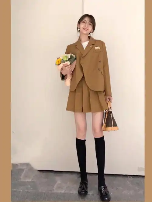 日常搭配从出彩你还缺一件短款百褶裙三种搭配让你气质又优雅