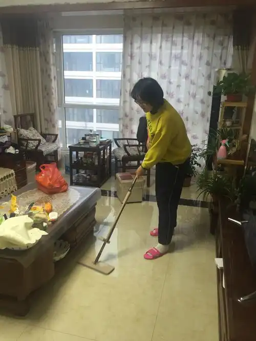 帮妈妈扫地拖到