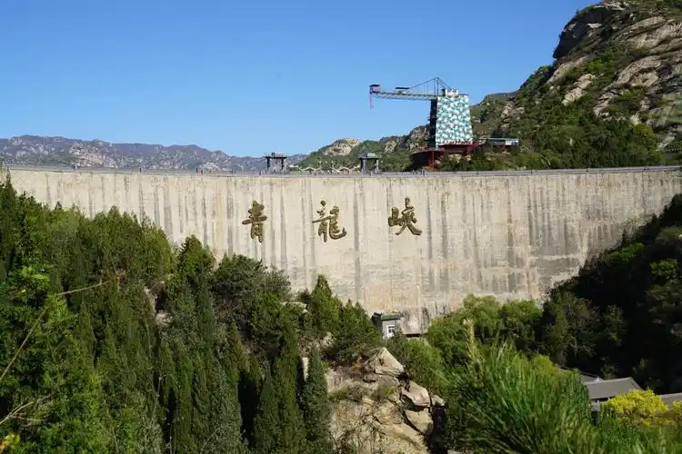 阳光照耀下的怀柔青龙峡