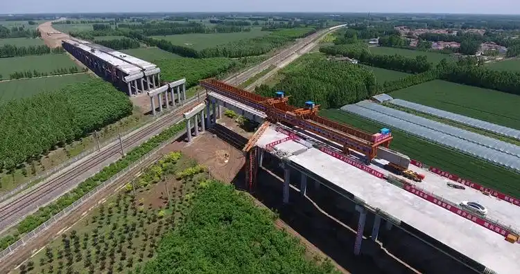 52秒|高东高速新进展!跨邯济铁路大桥t梁架设正施工,预计6月底完成