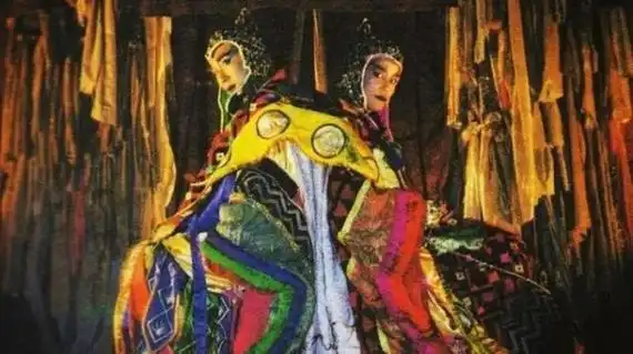 关外魔教在姬无双(吴镇宇,吕少玲 饰)的治理下苟且自保,成为名门正派