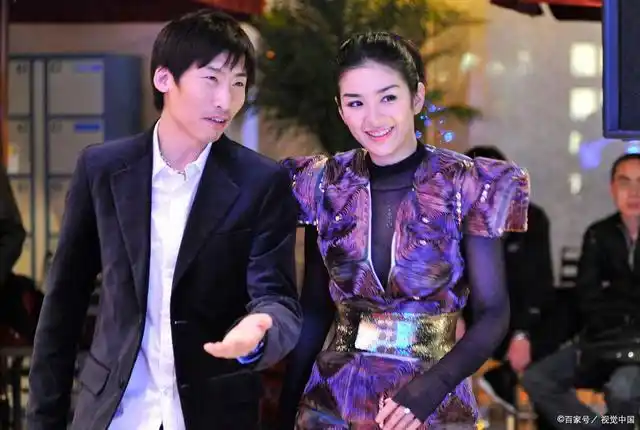 秦昊的妈妈是一个有权势的人…而黄奕也公开回应说:"我嫁对了老公,我