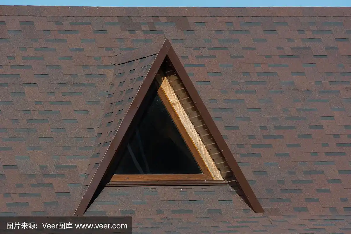 屋顶上的阁楼三角形窗户