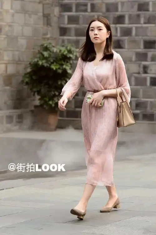 成都路人街拍太古里街头的潮人美女