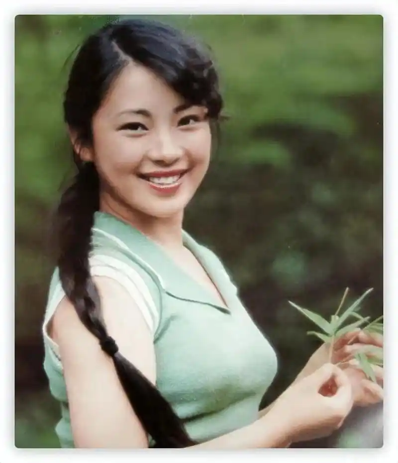 李连杰晒妻子近照,61岁利智衰老似奶奶,62岁黄秋燕依旧美艳动人