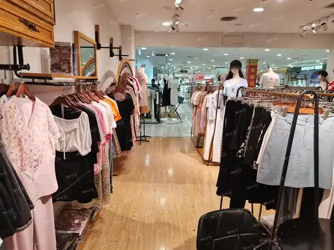 光明玉律商业街购物广场服装店转让人流量巨大消费能力强