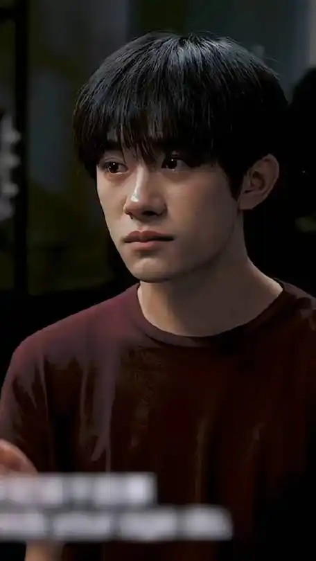 陪着她,别让自己后悔……    《送你一朵小红花》    #易烊千玺