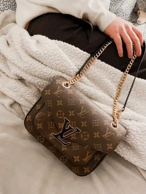 lv2021最新款女包chain邮差!