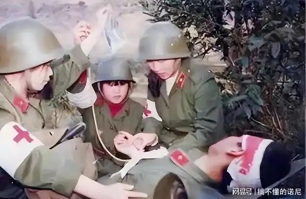 86年老山战场,"亲吻"临终士兵的女战士张茹,29年后去他墓前探望|轮战