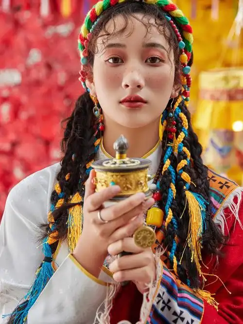 红色藏装怎么拍都美感觉也不是那么挑人高矮胖瘦拍着都好看#大理约拍