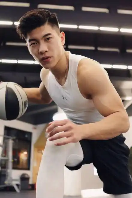 上海95后健身小伙这男模身材让人血脉贲张男生练肌肉真香