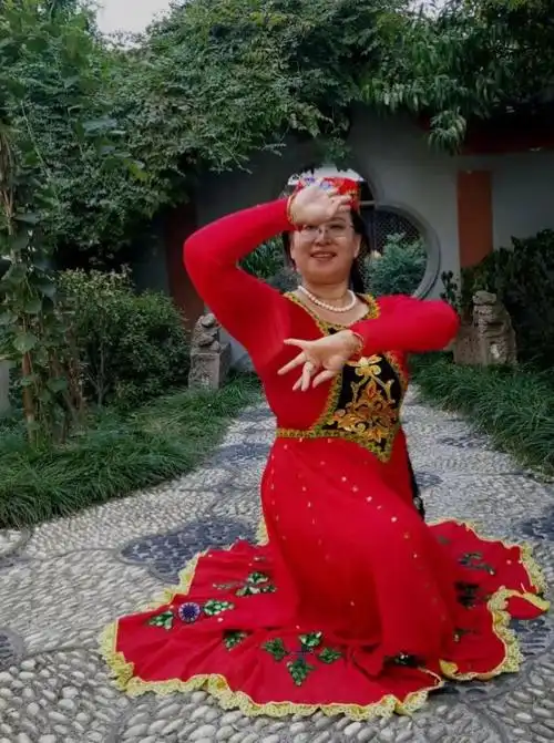 新疆舞手位表演照