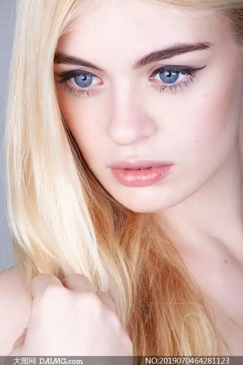 明亮双眸金发美女人像摄影原片素材