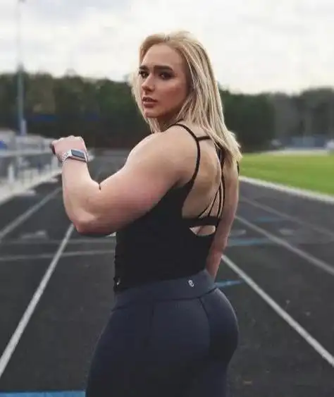 她因强壮的肌肉被排挤,通过不断努力锻炼,拿下泰坦女冠军