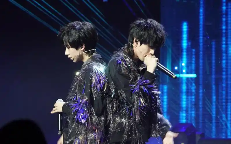 翔霖严浩翔贺峻霖星球坠落屋顶着火双人舞台focus