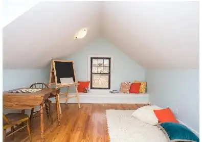 在主卧室中,床不仅不能正对浴厕,而且也部能侧对着