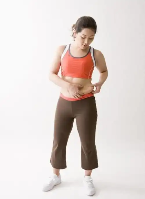 身体内的脂肪并没有一同消失,而是像一圈圈的轮胎,固执地挂在产后妈妈