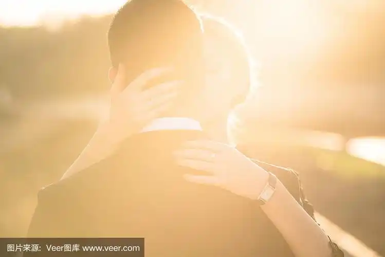 女人的手拥抱男人的脖子