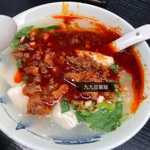 作为早餐来说十分推荐,豆腐脑很嫩,由汤汁包裹