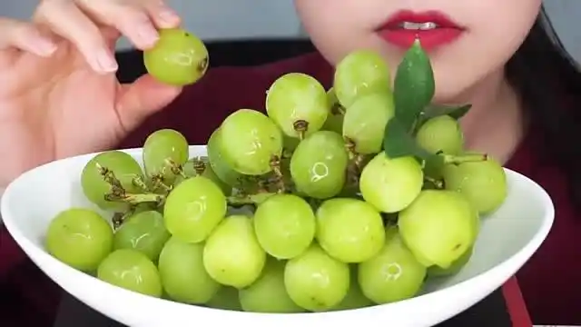 日本美女吃货,吃青葡萄,看看这表情,吃得太陶醉了