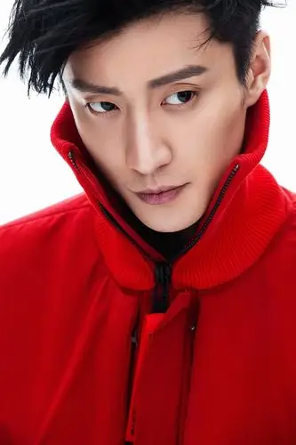 乔任梁施展侧颜杀气场高冷红衣似火潮范儿十足