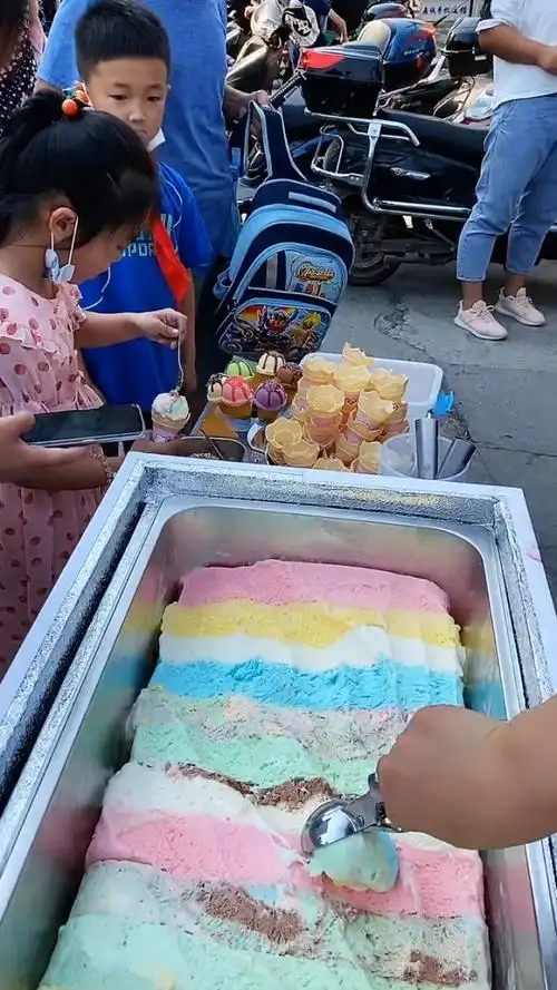 彩虹手工冰淇淋摆摊现场