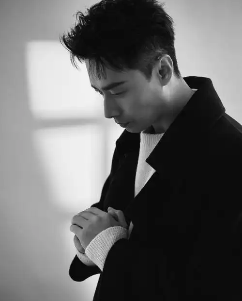 举止沉稳大气,步伐轻盈有致,时而侧面思索,时而目光坚毅,把成熟男人的