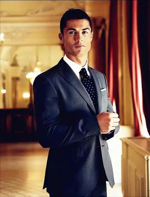 足球明星们西装秀,c罗变霸道总裁,梅西略显忧郁,胖罗重300斤