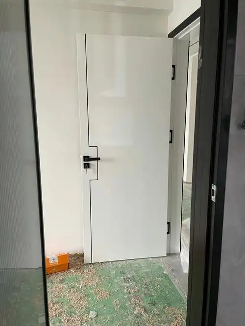 白门黑框锁装上了跟门还配吗