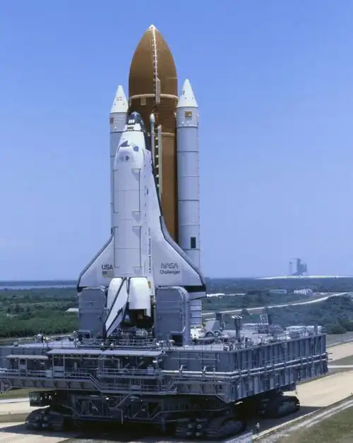 挑战者号航天飞机凌空爆炸,7个无畏的灵魂化作天灯照亮后来者_火箭