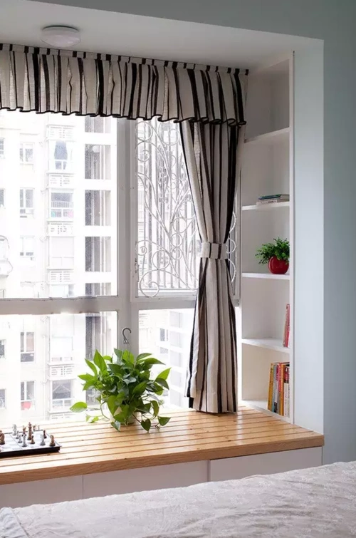 没有一点生机和亮度,不防在转角处安装一个落地飘窗,可有效的保证关照