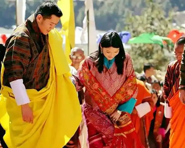 40岁不丹国王宠爱王后,带佩玛骑双人车出行,夫妻感情更进一步