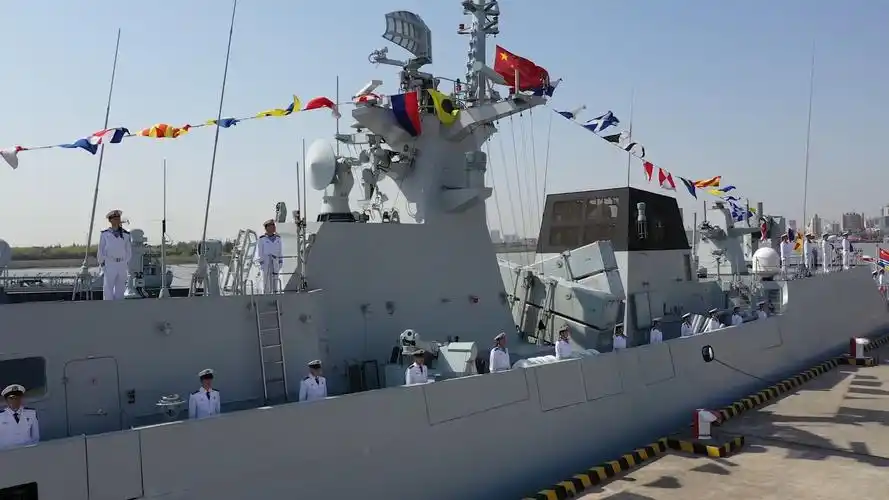 驻沪海军升满旗,庆祝海军成立72周年!