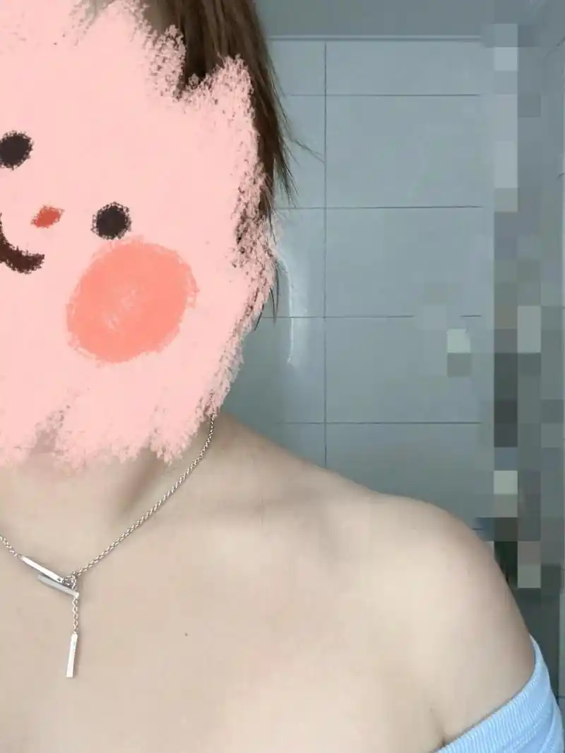 不懂就问,锁骨上方鼓个包是什么 感觉脖子两侧,锁骨上方鼓个包出来