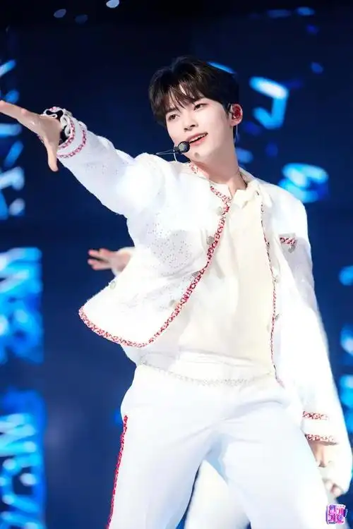 伴舞出身的韩国男偶像3:zb1 成韩彬在bts防弹少年团担任主舞的j-hope