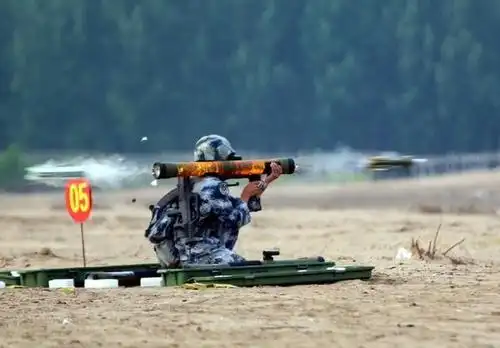 中国有一款单兵火箭筒,发射时全身通红,可把混凝土打穿大洞