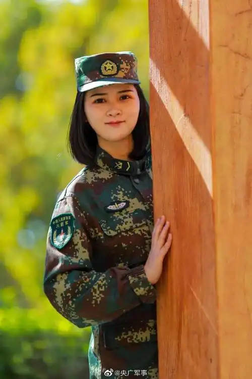 投身火热军营,蜕变成英姿飒爽的女兵