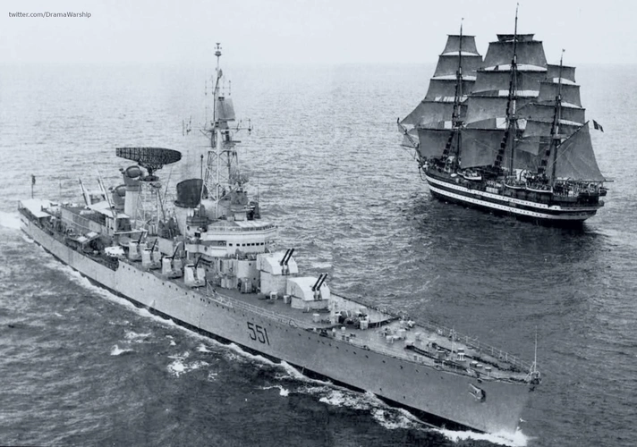 背景还有一艘利安德级轻巡洋舰在诺福克海军船厂船坞里的衣阿华号战列